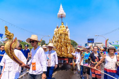 CHIANG MAI, THAILAND - 13 Nisan 2019: Chiang Mai Songkran Festivali. Buda Phra Singh 'i yıkama geleneği yıllık olarak yürüdü. İnancına saygı duyarak.