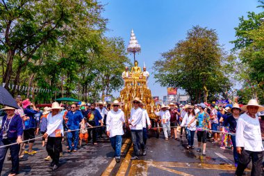CHIANG MAI, THAILAND - 13 Nisan 2019: Chiang Mai Songkran Festivali. Buda Phra Singh 'i yıkama geleneği yıllık olarak yürüdü. İnancına saygı duyarak.
