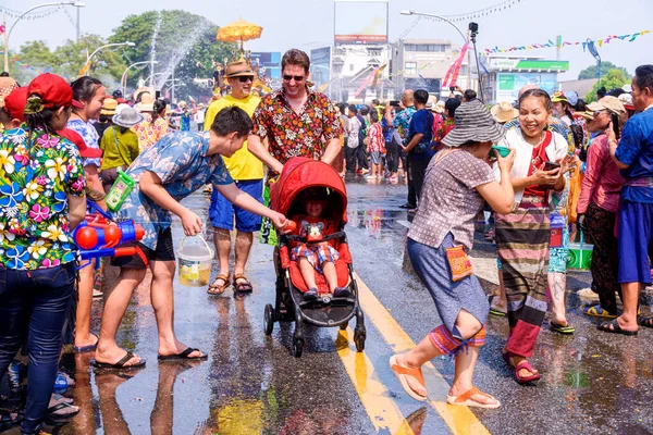 Chiang Mai Thailand April 2019 Thailändare Och Turist Leker Vattenstrider — Stockfoto