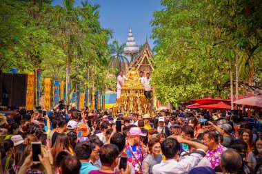 CHIANG MAI, THAILAND - 13 Nisan 2018: Chiang Mai Songkran Festivali. Buda Phra Singh 'i yıkama geleneği yıllık olarak yürüdü. İnancına saygı duyarak.