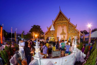 CHIANG MAI, THAILAND - 14 Nisan 2019: Chiang Mai Songkran festivalindeki Phra Singh tapınağındaki Buda 'ya su döken insanlar.