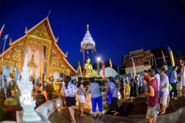 CHIANG MAI, THAILAND - 14 Nisan 2019: Chiang Mai Songkran festivalindeki Phra Singh tapınağındaki Buda 'ya su döken insanlar.