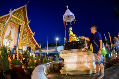 CHIANG MAI, THAILAND - 14 Nisan 2019: Chiang Mai Songkran festivalindeki Phra Singh tapınağındaki Buda 'ya su döken insanlar.
