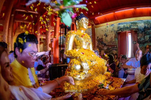 チェンマイ エイプリル社2019年13日 チェンマイソンクラン祭り プラ寺院のプラ シン仏は タイのチェンマイ市内の水を注ぐためにパレード車に移されました — ストック写真