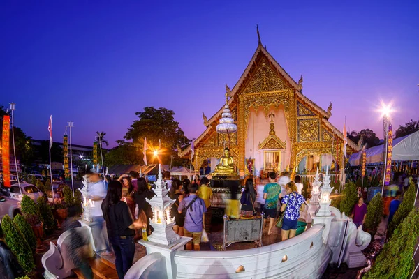 Chiang Mai Tajlandia Kwiecień 2019 Ludzie Wylewający Wodę Świątyni Buddy — Zdjęcie stockowe