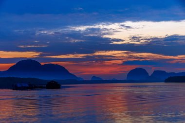 Sabahın köründe Tayland 'ın Phang Nga ilindeki balıkçı Sam Chong Tai köyünde güzel bir manzara. Sam Chong Tai köyü Tayland 'ın güneyindeki ünlü turistik mekan..