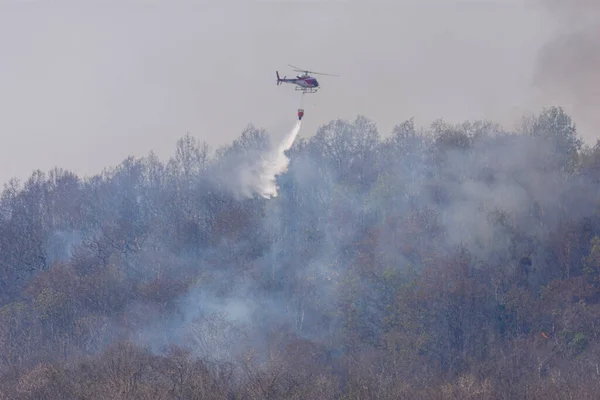 Hubschrauber Wirft Wasser Bei Waldbrand Unwegsamem Gelände — Stockfoto