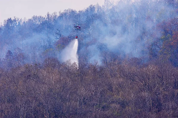 Hubschrauber Wirft Wasser Bei Waldbrand Unwegsamem Gelände — Stockfoto
