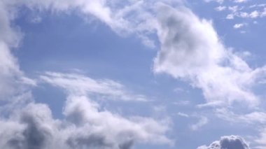 4K zaman kaybı, güzel hareketler mavi gökyüzü arka planında beyaz bulutlar. Görüntüler kabarık beyaz bulutlar mavi gökyüzü.