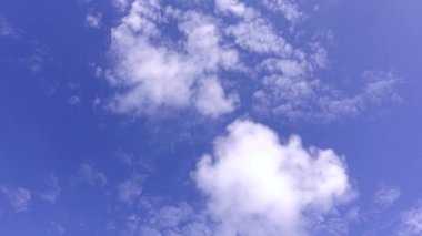 4K zaman kaybı, güzel hareketler mavi gökyüzü arka planında beyaz bulutlar. Görüntüler kabarık beyaz bulutlar mavi gökyüzü.