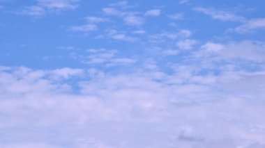 4K zaman kaybı, güzel hareketler mavi gökyüzü arka planında beyaz bulutlar. Görüntüler kabarık beyaz bulutlar mavi gökyüzü.