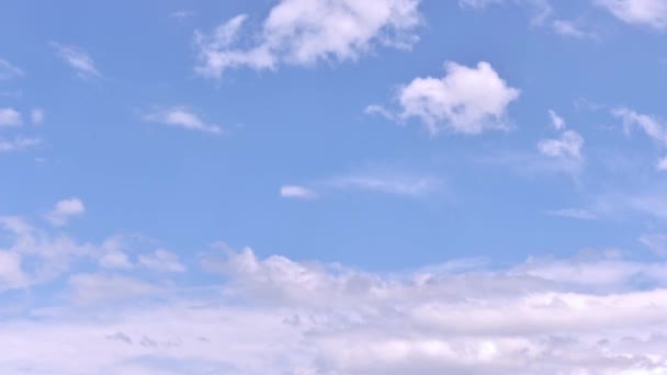 Czas Mija Piękne Ruchy Białe Chmury Tle Niebieskiego Nieba Materiał — Wideo stockowe