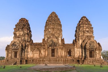 Phra Prang Sam Yot tapınağı Lopburi, Tayland 'da. Antik bir tarihi atraksiyon ve en önemli arkeolojilerden biri. 