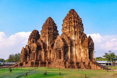 Phra Prang Sam Yot tapınağı Lopburi, Tayland 'da. Antik bir tarihi atraksiyon ve en önemli arkeolojilerden biri. 
