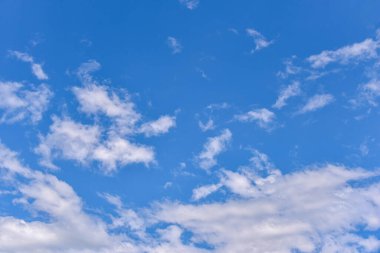 Mavi arka planda güzel beyaz bulutlar. Yumuşak beyaz bulutlar mavi gökyüzü.