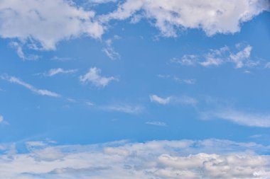 Mavi arka planda güzel beyaz bulutlar. Yumuşak beyaz bulutlar mavi gökyüzü.