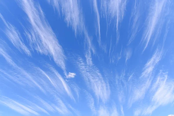 青空の背景に美しい白い雲 ふわふわの白い雲 青い空 — ストック写真