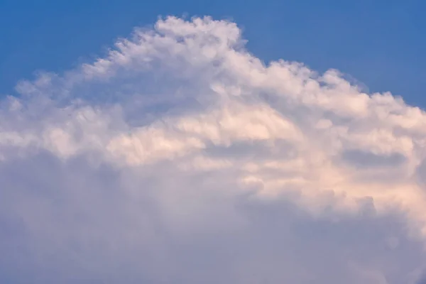 Awan Putih Yang Indah Dengan Latar Langit Biru Bengkak Berbulu — Stok Foto