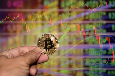 Elinde Bitcoin altın sikke ve çözülmüş harita arkaplanı. Bitcoin konsepti, Engelleme teknolojisi, Kripto para birimi, sanal para.