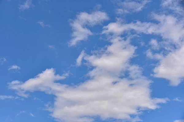 Mavi Arka Planda Güzel Beyaz Bulutlar Yumuşak Beyaz Bulutlar Mavi — Stok fotoğraf