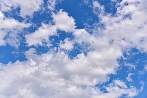 Piękne Białe Chmury Tle Błękitnego Nieba Puszyste Białe Chmury Błękitne — Zdjęcie stockowe