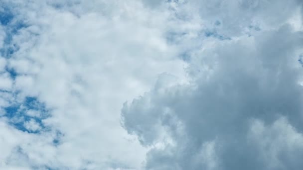 Timpul Trece Mișcări Frumoase Nori Albi Fundalul Albastru Cerului Imagini — Videoclip de stoc