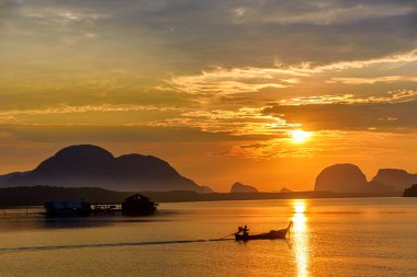 Sabahın köründe Tayland 'ın Phang Nga ilindeki balıkçı Sam Chong Tai köyünde güzel bir manzara. Sam Chong Tai köyü Tayland 'ın güneyindeki ünlü turistik mekan..