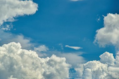 Mavi arka planda güzel beyaz bulutlar. Kabarık beyaz bulutlar mavi gökyüzü.