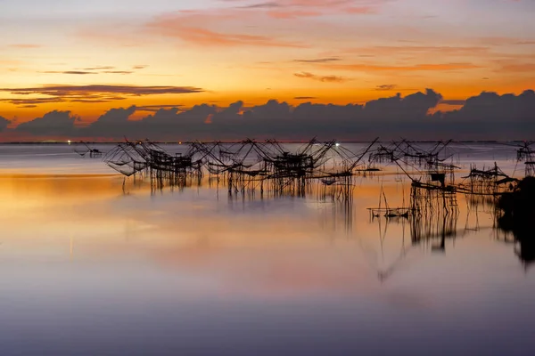 Hermoso Paisaje Amanecer Cielo Mañana Pesca Con Redes Gigantes Thale — Foto de Stock