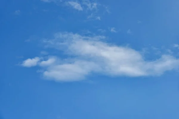 Awan Putih Yang Indah Dengan Latar Langit Biru Bengkak Berbulu — Stok Foto