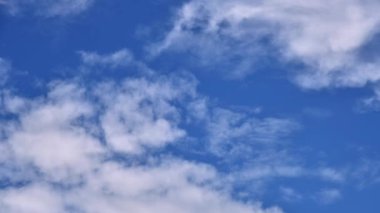 4K zaman kaybı, güzel hareketler mavi gökyüzü arka planında beyaz bulutlar. Görüntüler kabarık beyaz bulutlar mavi gökyüzü.