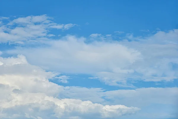 Awan Putih Yang Indah Dengan Latar Langit Biru Bengkak Berbulu — Stok Foto