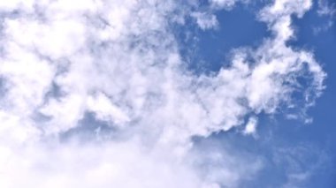4K zaman kaybı, güzel hareketler mavi gökyüzü arka planında beyaz bulutlar. Görüntüler kabarık beyaz bulutlar mavi gökyüzü. 