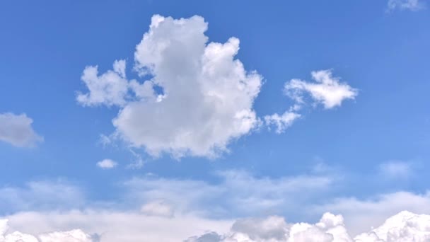 Lapso Tempo Belos Movimentos Nuvens Brancas Fundo Céu Azul Imagens — Vídeo de Stock