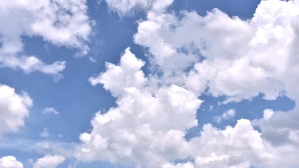 Время Истекает Красивые Движения Белые Облака Голубом Фоне Неба Пушистые — стоковое видео