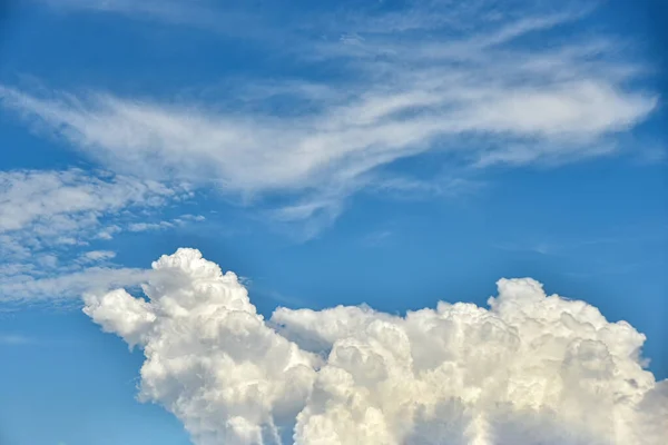 Awan Putih Yang Indah Dengan Latar Langit Biru Bengkak Berbulu — Stok Foto