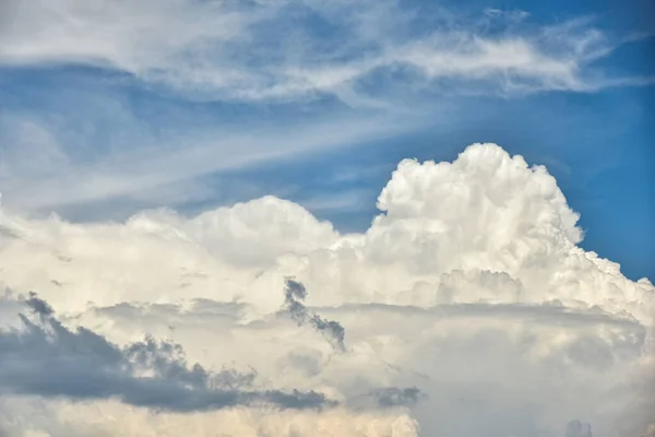 Όμορφα Άσπρα Σύννεφα Μπλε Φόντο Του Ουρανού Φουντωτά Χνουδωτά Άσπρα — Φωτογραφία Αρχείου