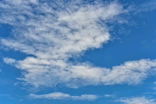 Mooie Witte Wolken Blauwe Lucht Achtergrond Gezwollen Pluizige Witte Wolken — Stockfoto