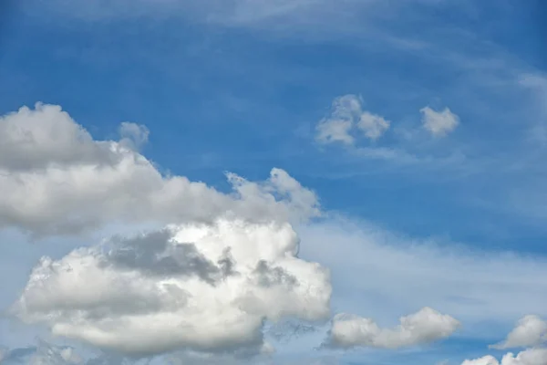 Awan Putih Yang Indah Dengan Latar Langit Biru Bengkak Berbulu — Stok Foto