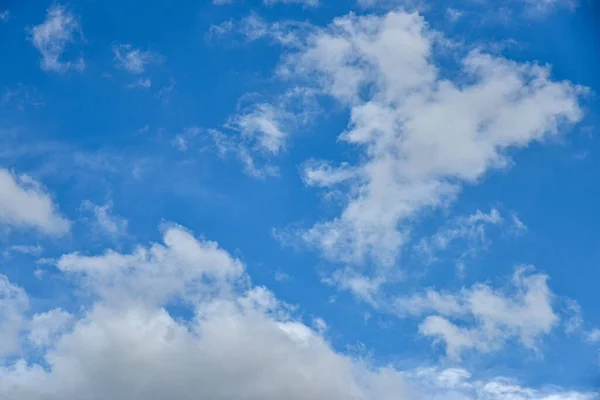 Awan Putih Yang Indah Dengan Latar Langit Biru Bengkak Berbulu — Stok Foto