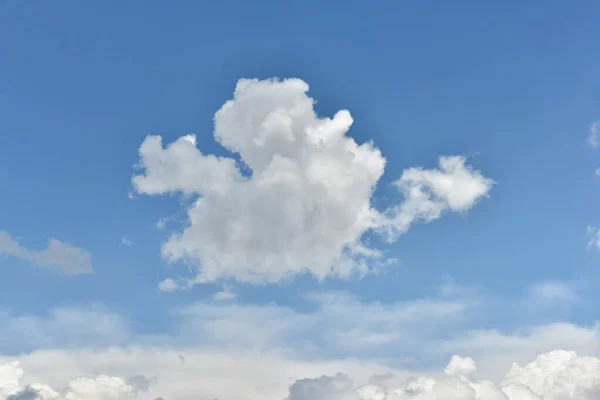 Awan Putih Yang Indah Dengan Latar Langit Biru Bengkak Berbulu — Stok Foto