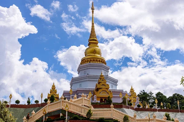 Phra Maha Chedi Thepnimittham Phra Että Santitham Temppeli Village Mae — kuvapankkivalokuva