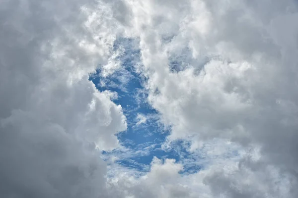 Awan Putih Yang Indah Dengan Latar Langit Biru Bengkak Berbulu — Stok Foto