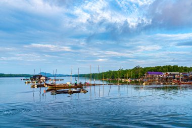 Tayland 'ın Phang Nga bölgesindeki balıkçı Sam Chong Tai köyünde güzel bir manzara. Sam Chong Tai köyü Tayland 'ın güneyindeki ünlü turistik mekan..
