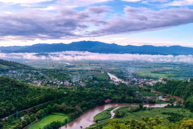 Tha Ton şehrinin vadideki havadan görünüşü, kök nehirleri, insan evleri ve Temple Chiang Mai bölgesi Tayland. Tha Ton tapınağından köy manzarası.