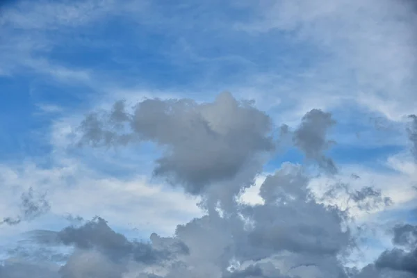 Awan Putih Yang Indah Dengan Latar Langit Biru Bengkak Berbulu — Stok Foto