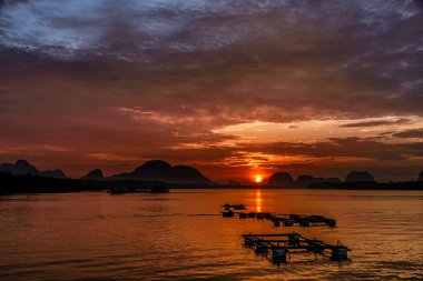 Sabahın köründe Tayland 'ın Phang Nga ilindeki balıkçı Sam Chong Tai köyünde güzel bir manzara. Sam Chong Tai köyü Tayland 'ın güneyindeki ünlü turistik mekan..