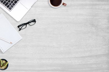 Modern beyaz ahşap ofis masası ve üzerinde fotokopi alanı olan sade kahveyle çalışmak için ekipman. düz ışın kavramı.