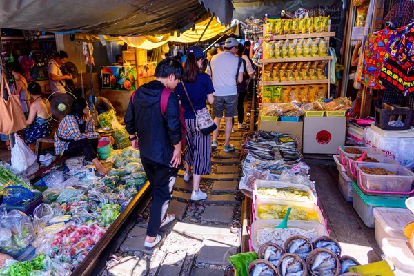 Samut Songkhram Thailand Setembro 2018 Turistas Moradores Locais Movimentam Famoso — Fotografia de Stock