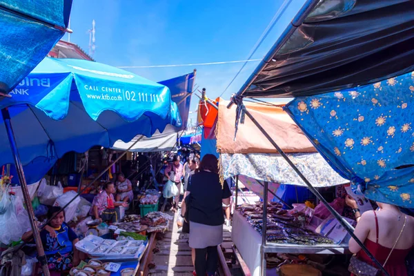 Samut Songkhram Thailand Setembro 2018 Turistas Moradores Locais Movimentam Famoso — Fotografia de Stock